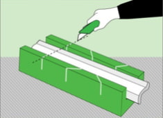 Como colar um pedestal de teto em um teto tenso: cortando com uma caixa de esquadria