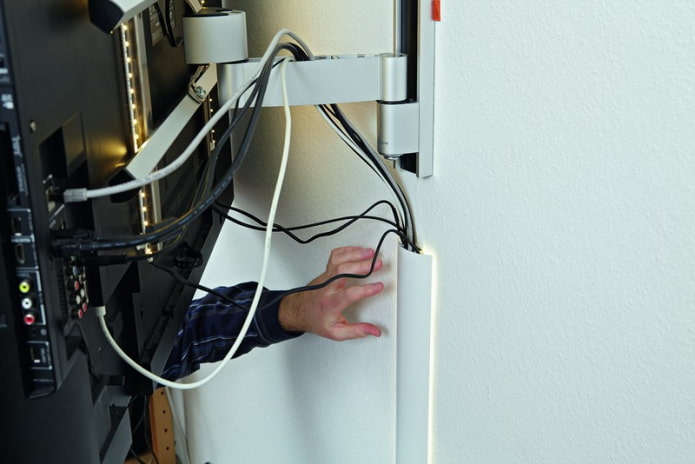 Esconda os fios em uma caixa decorativa