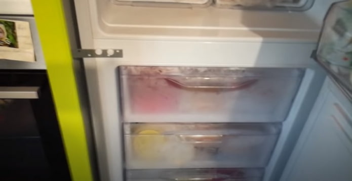 embutir em uma geladeira não embutida