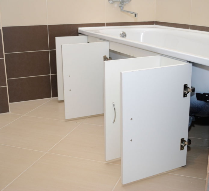 portas de vaivém embaixo da banheira
