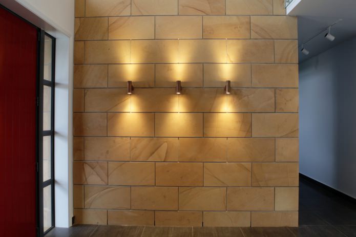 azulejos marrons que lembram pedra na parede