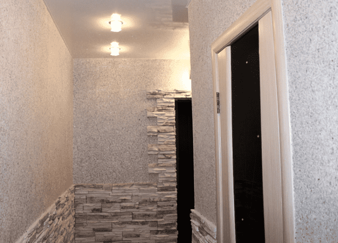 Papel de parede líquido e pedra no corredor