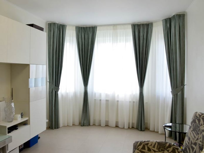 sala de estar com janela saliente