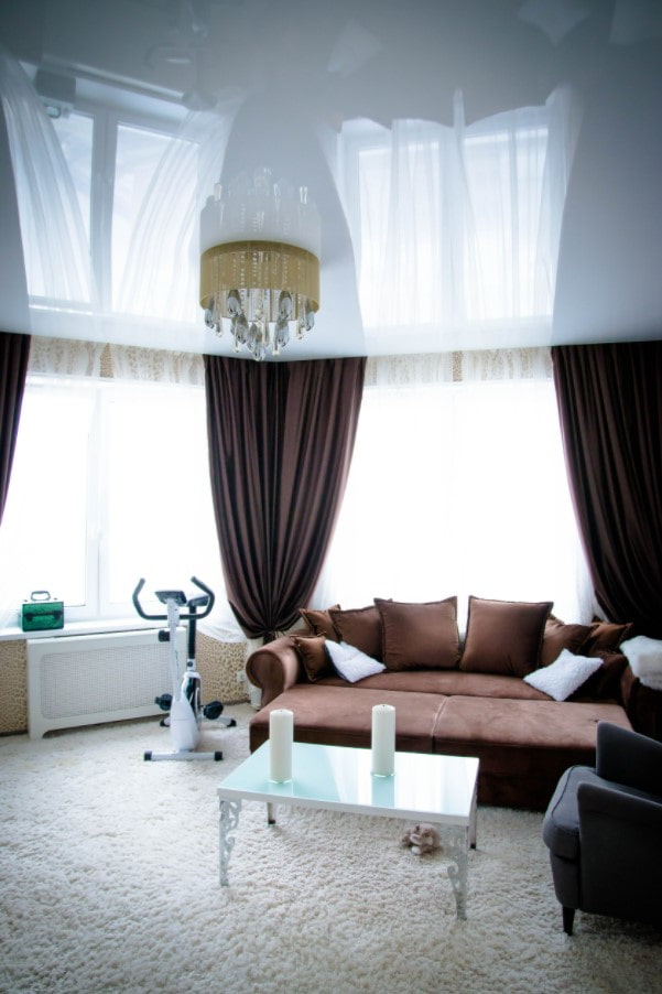 sala de estar com duas janelas