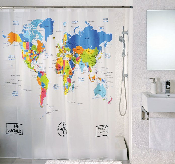 mapa-múndi em cortinas no banheiro