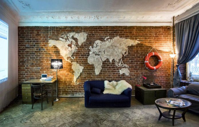 mapa-múndi no interior da sala de estar em estilo loft