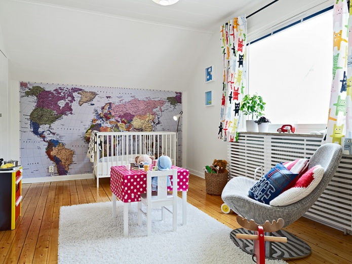 Mapa-múndi no interior do quarto infantil