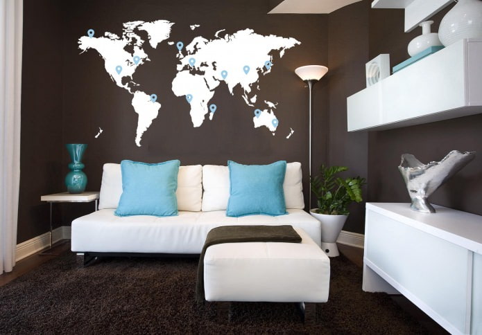 mapa-múndi na parede da sala de estar
