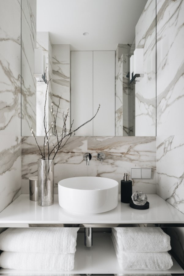 porcelanato com efeito de mármore no interior