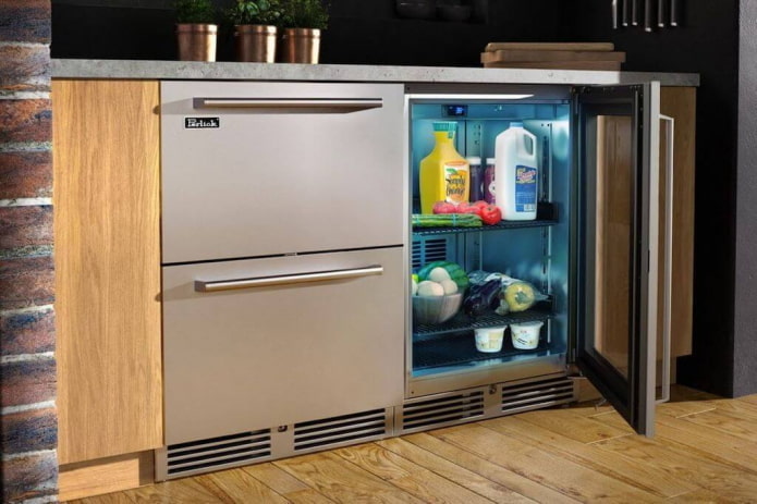 geladeira sob a bancada no interior da cozinha