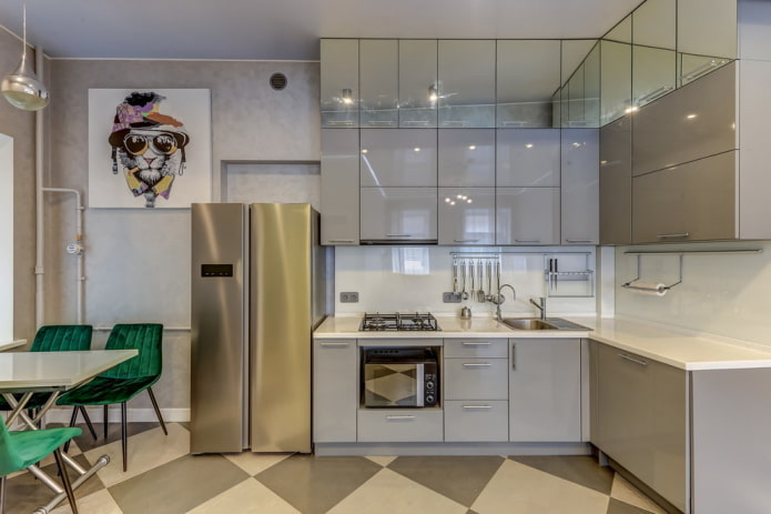 geladeira no interior de uma cozinha de canto