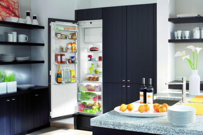 refrigerador em um armário no interior da cozinha