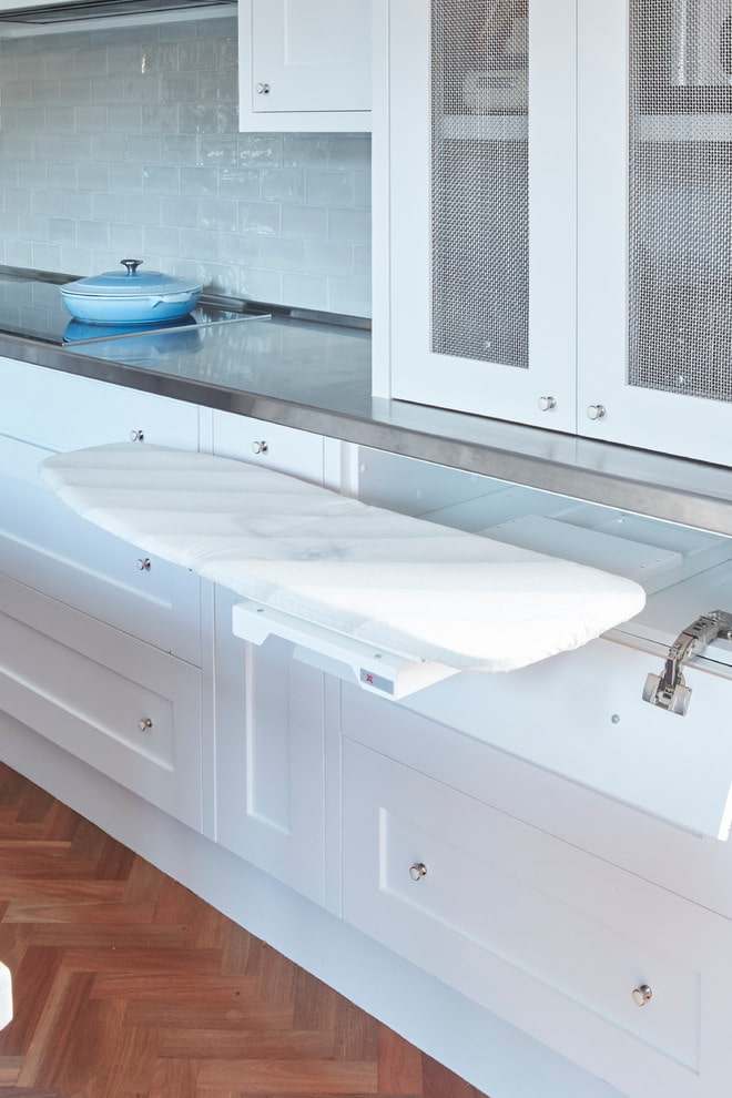 Tábua de passar roupa na cozinha