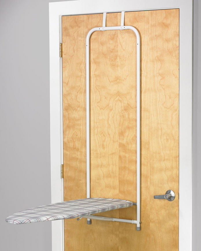 Tábua de passar roupa na porta