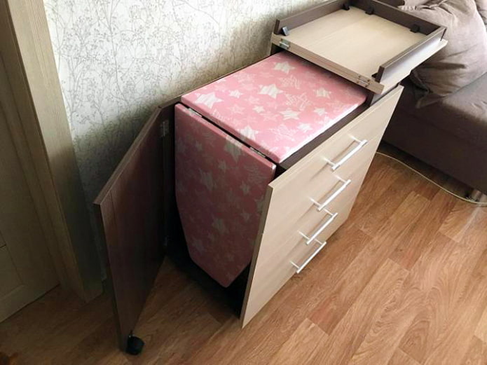 Cômoda com tábua de passar roupa feita de aglomerado laminado