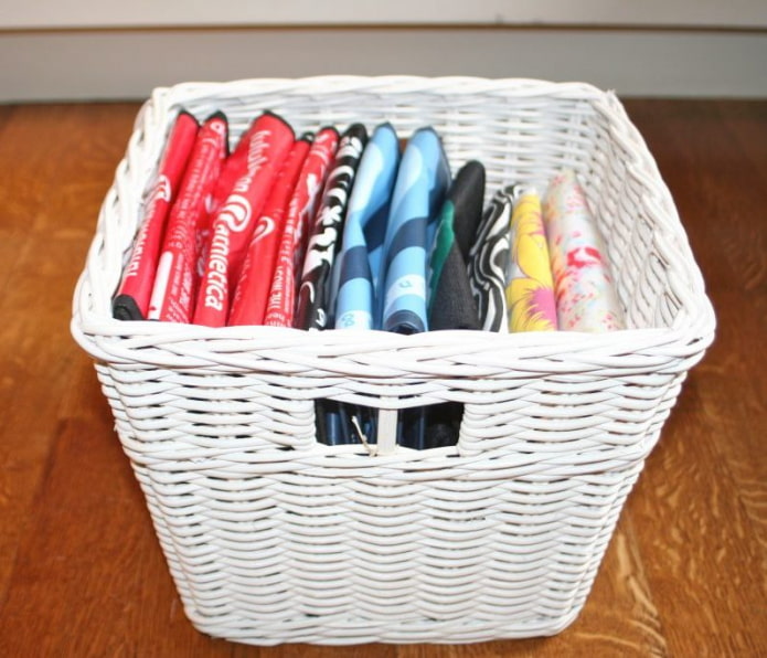 Sacolas em uma cesta