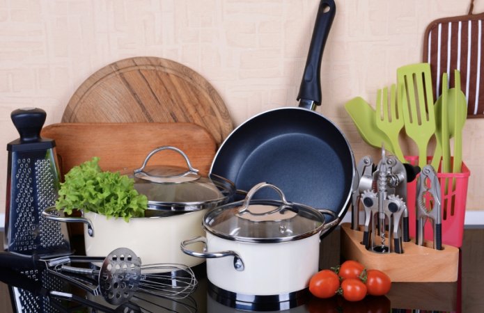 pratos de diferentes materiais