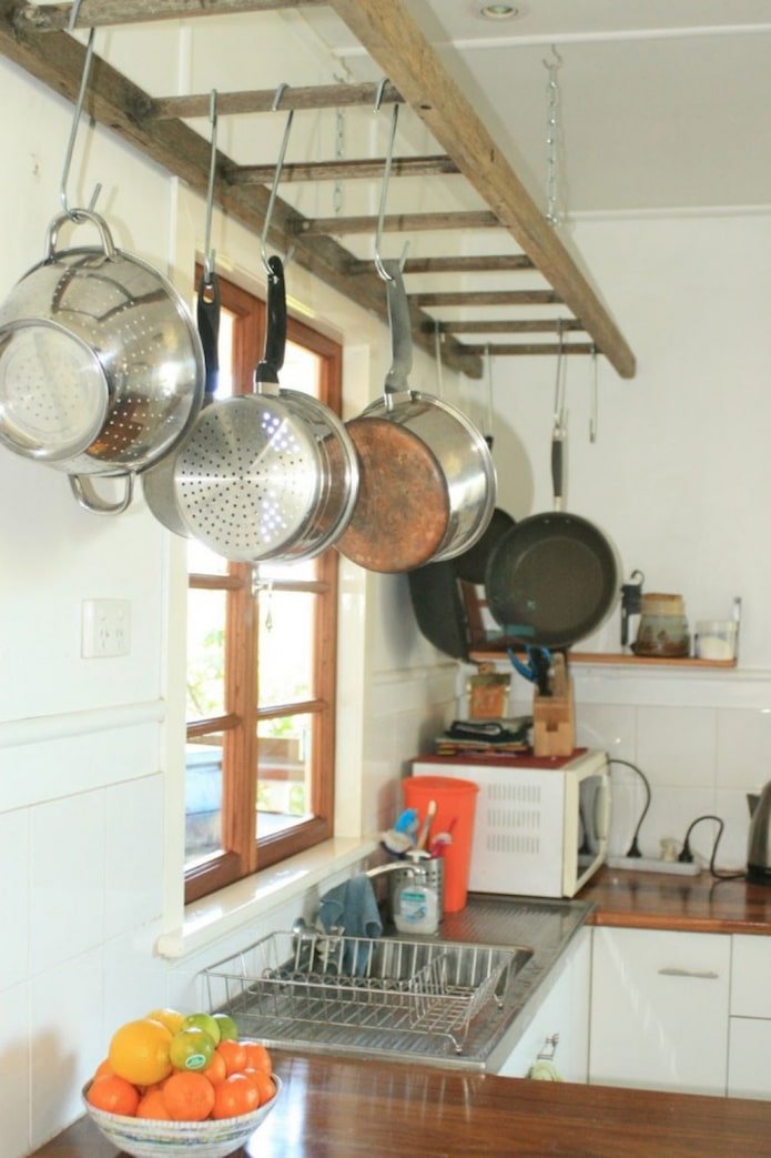 Estrutura para frigideiras de uma escada