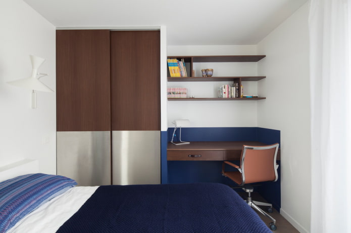 Guarda-roupa e espaço de trabalho no quarto