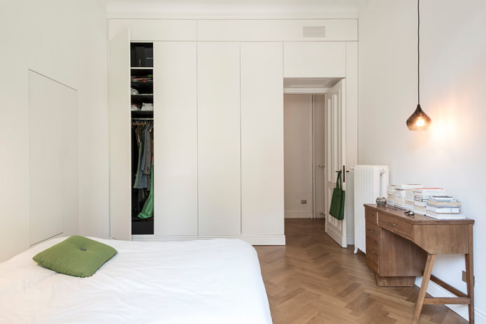 Guarda-roupa no quarto na cor das paredes