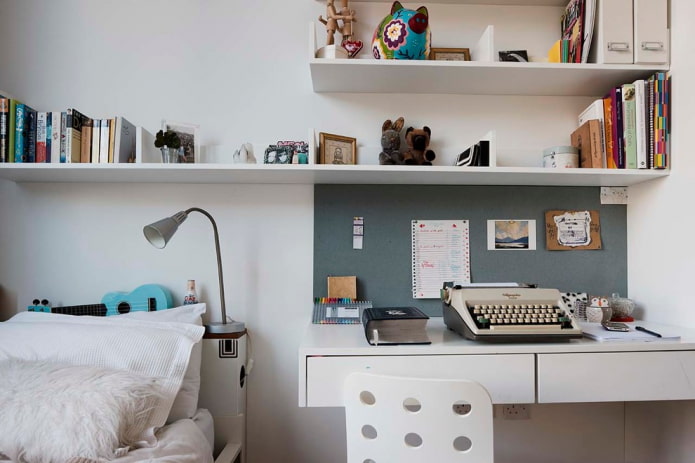 Quarto pequeno com prateleiras