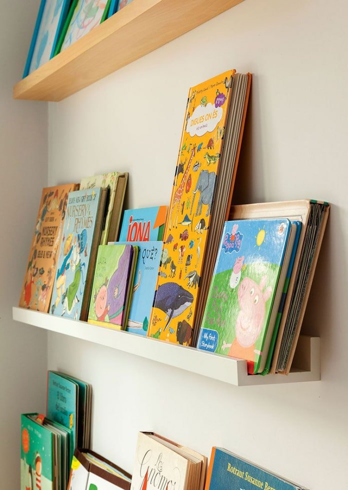 Armazenando livros no quarto do bebê