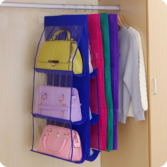 bolsas no armário