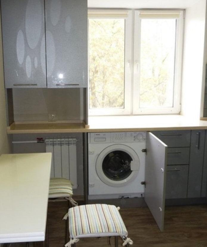 máquina de lavar na cozinha de uma Khrushchevka