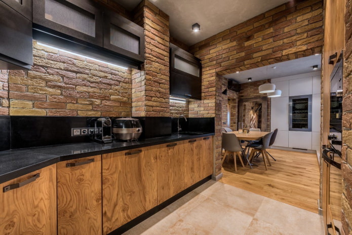 abertura com acabamento em tijolo no interior da cozinha