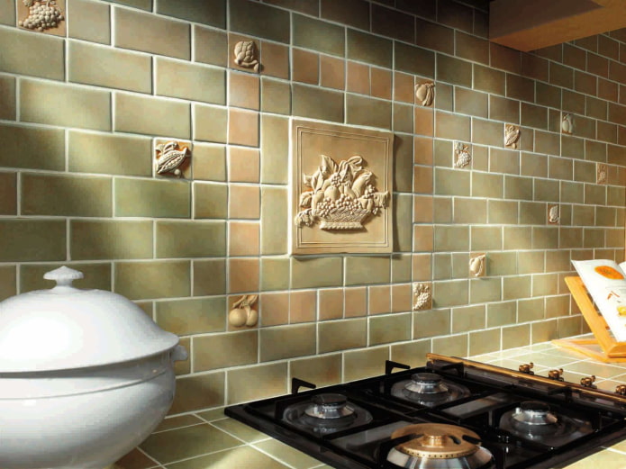 painel de tijolos no interior da cozinha