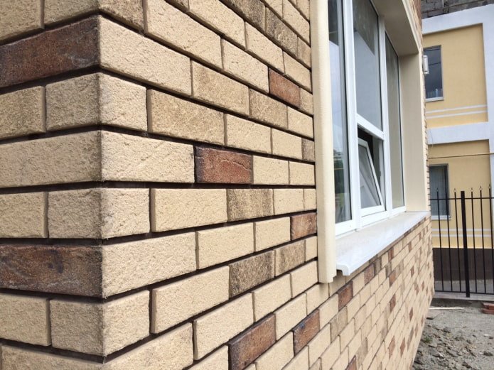fachada da casa com revestimento de ladrilhos de clínquer