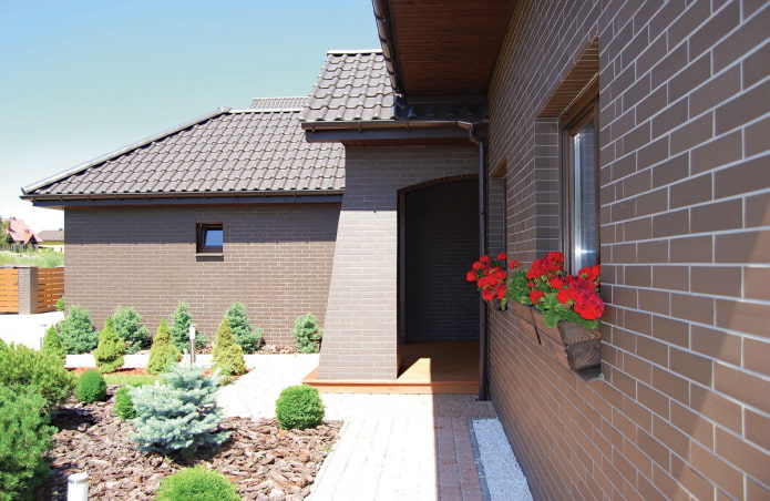 fachada de casa com revestimento de ladrilhos de clínquer