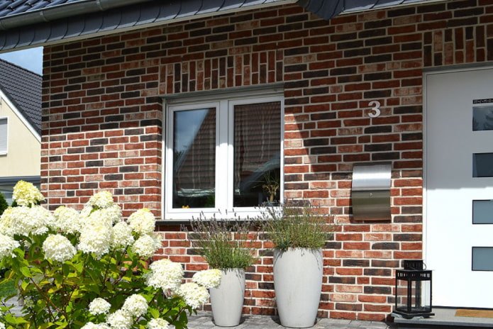 fachada de casa com revestimento de ladrilhos de clínquer