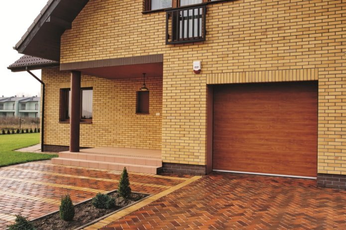 fachada de casa com revestimento de ladrilhos de clínquer