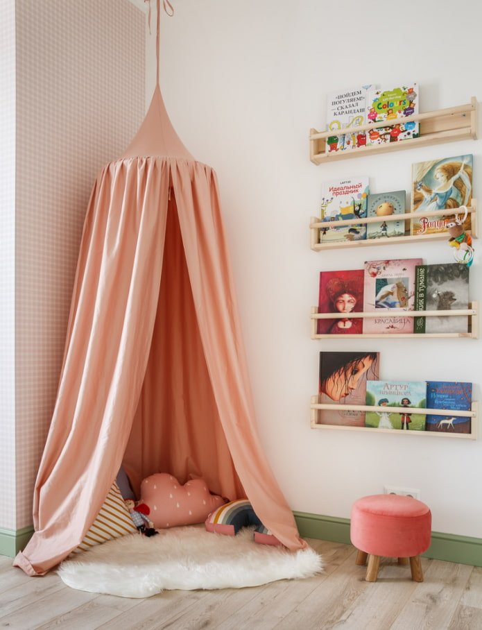 estantes de livros no interior de um quarto infantil