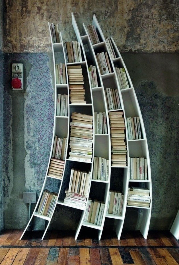 estantes de livros originais no interior