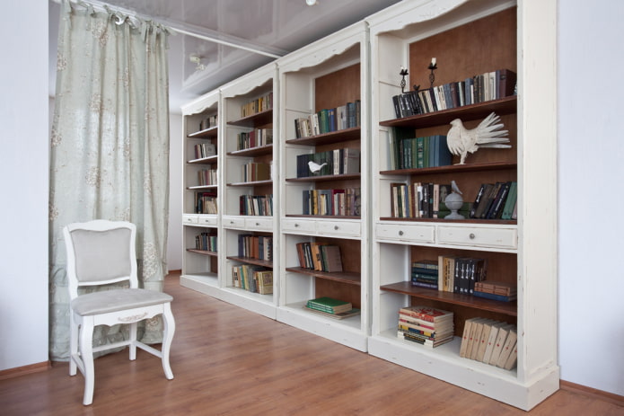 estantes no interior em estilo provençal