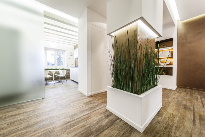 decoração de coluna com vegetação