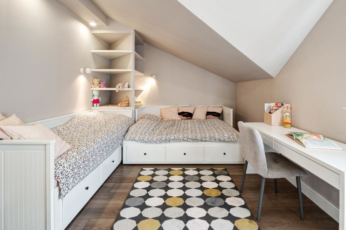 planejando um quarto no sótão para duas meninas