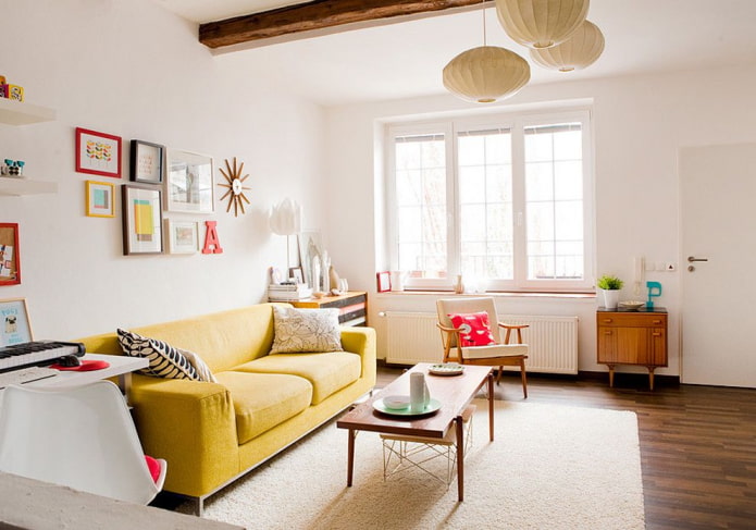 um quarto iluminado em tons quentes