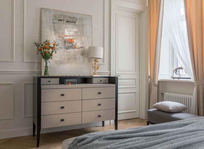 cômoda em frente à cama