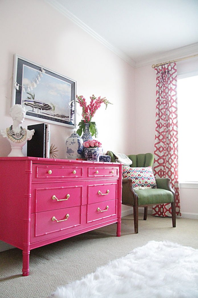 Cômoda rosa na sala de estar