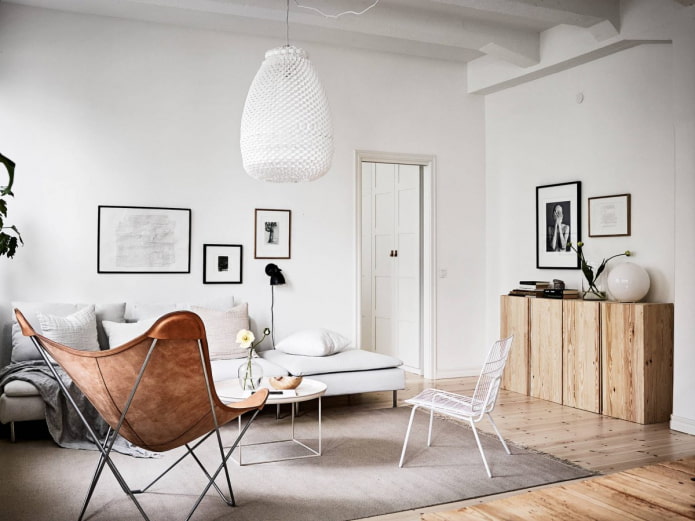 Sala de estar em estilo escandinavo com cômoda de madeira