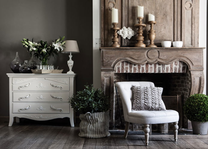 Cômoda no interior da sala de estar em estilo clássico