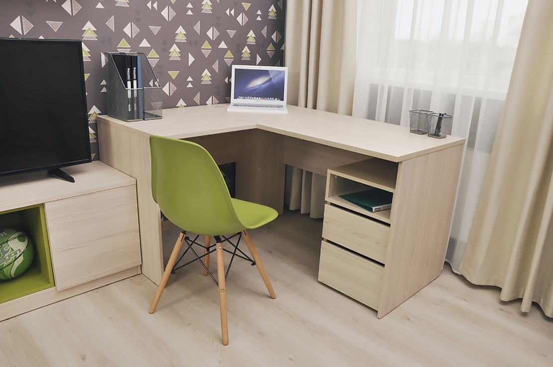 interior da sala de estar com mesa de canto para computador