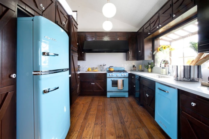 interior de cozinha marrom com detalhes brilhantes