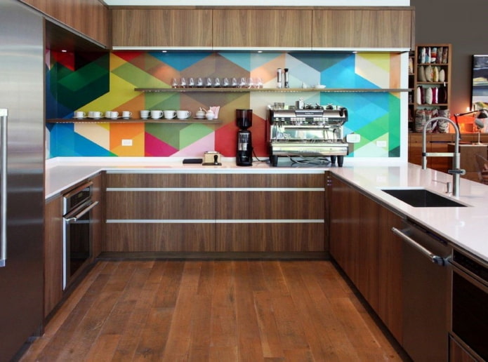 interior de cozinha marrom com detalhes brilhantes