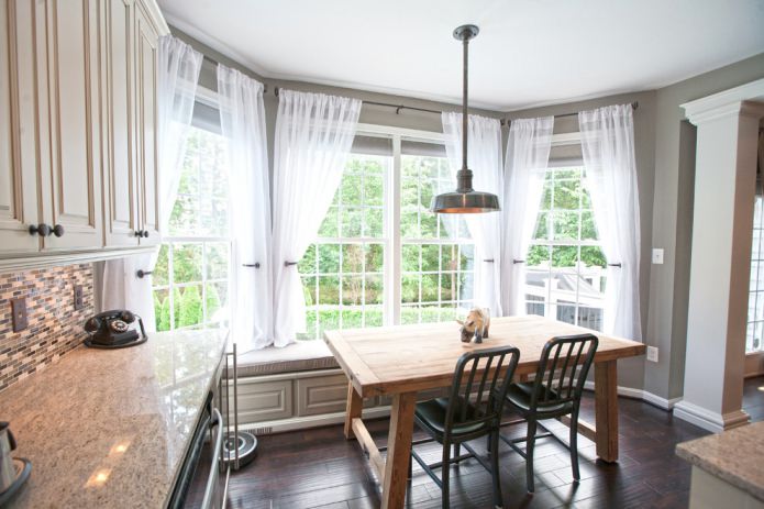 Cortinas curtas clássicas para o interior da cozinha