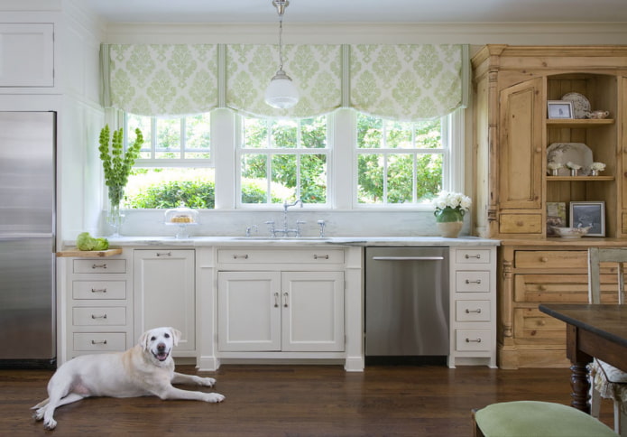 cortinas curtas com monogramas no interior