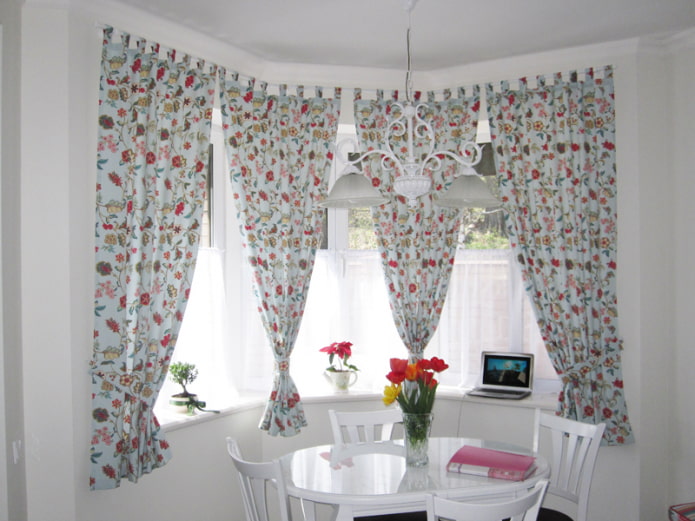 cortinas curtas em janelas salientes